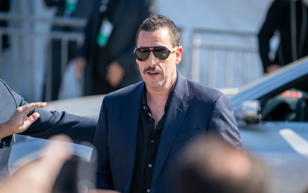 Adam Sandler Buka Suara Tanggapi Banyaknya Kritik Negatif untuk Film-filmnya