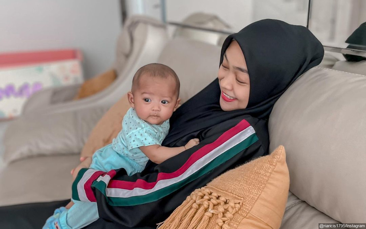 Belum 2 Bulan, Ria Ricis Pamerkan Video Baby Moana Latihan Menyelam
