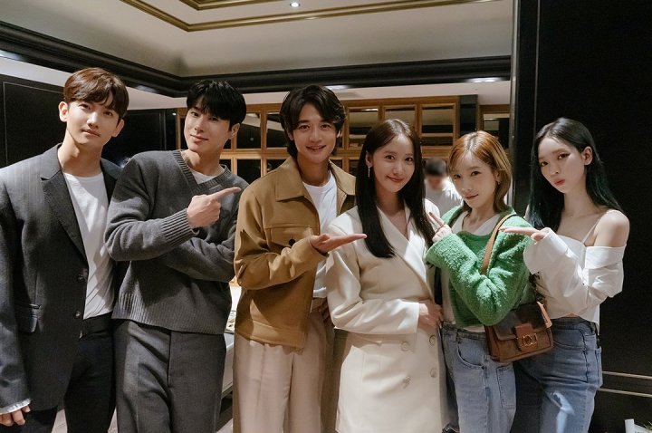 Bak Taman Bunga, Yoona SNSD Pamer Foto Bareng Idol-idol SM di Premiere \'Confidential Assignment 2\'