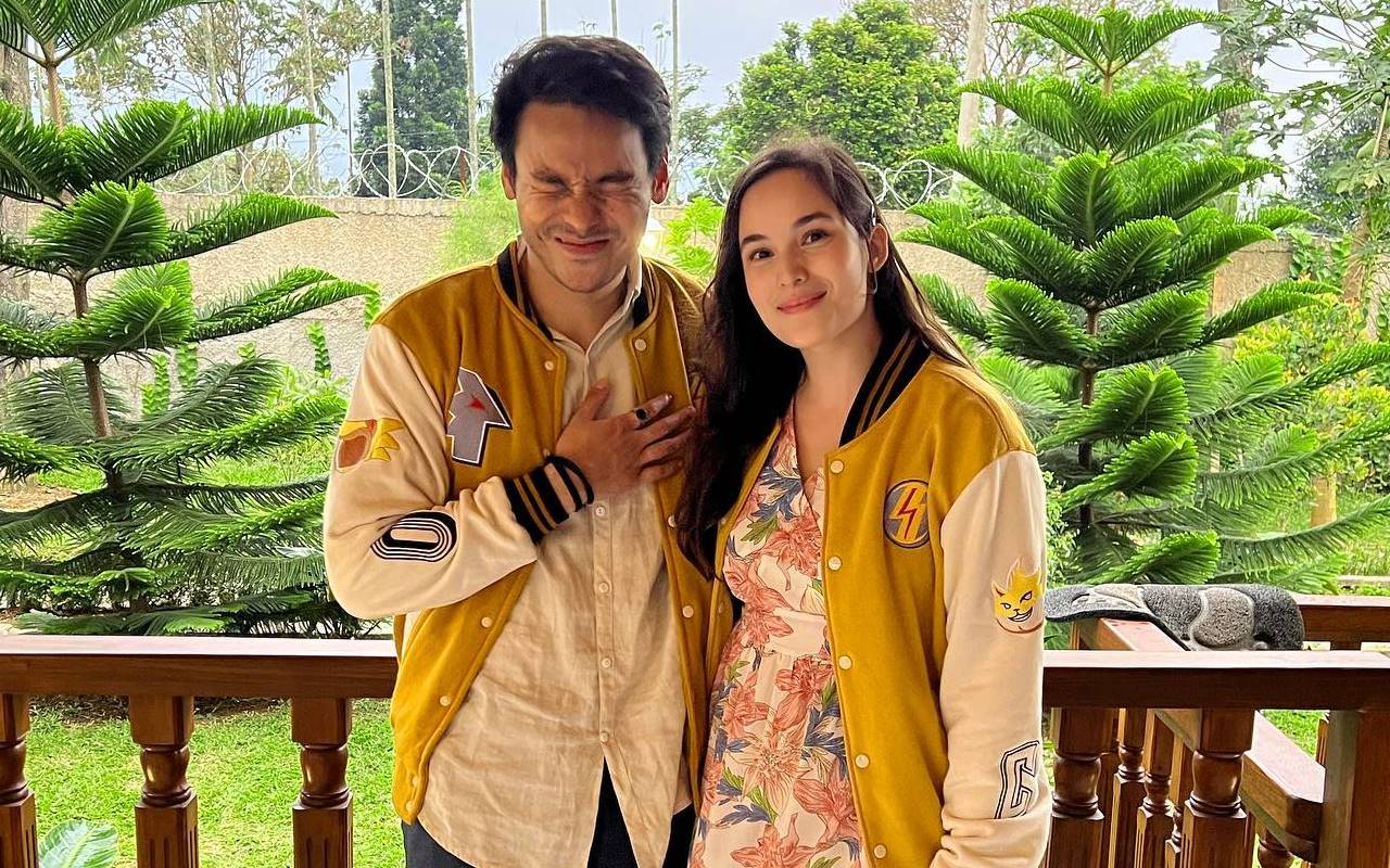 Chelsea Islan Temani Rob Clinton Sang Tunangan Dibaptis, Diduga Pindah Agama Demi Pernikahan