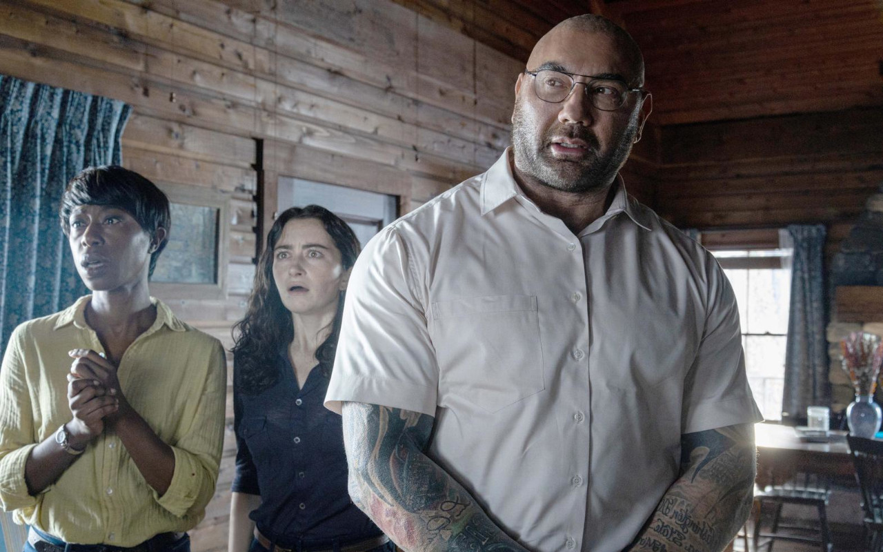 Hancurkan Rumah, Dave Bautista Jadi Tamu Menakutkan di Trailer Perdana Horor 'Knock At The Cabin'