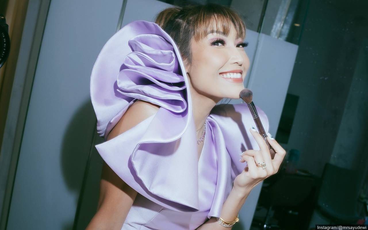 ITA 2022: Ayu Dewi Unggah ‘Surprise’, Pamer Senyum Semringah Saat Pose Kompak Bareng WayV