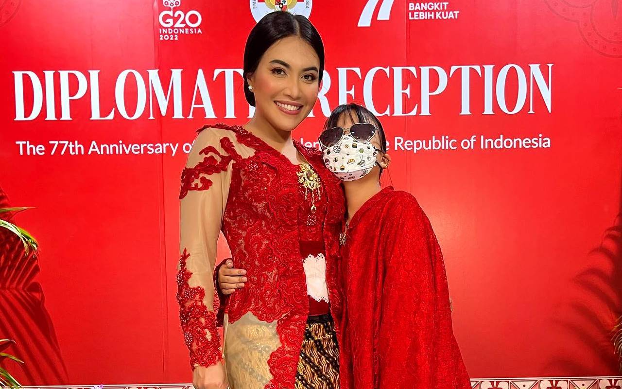 Denada Tak Lagi Tutupi Wajah Aisha Sang Putri Dengan Stiker, Penampilan Berkebaya Curi Atensi