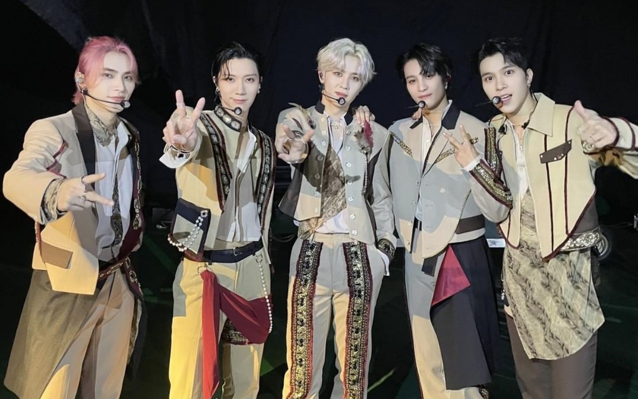 WayV Naik Bus Wisata Keliling Jakarta, Aksi Xiaojun dan Hendery Ini Disorot