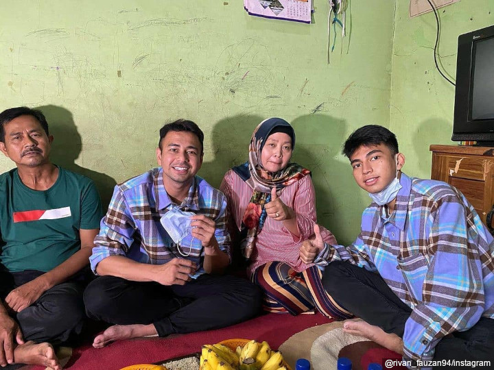 Momen Dikunjungi Raffi Ahmad