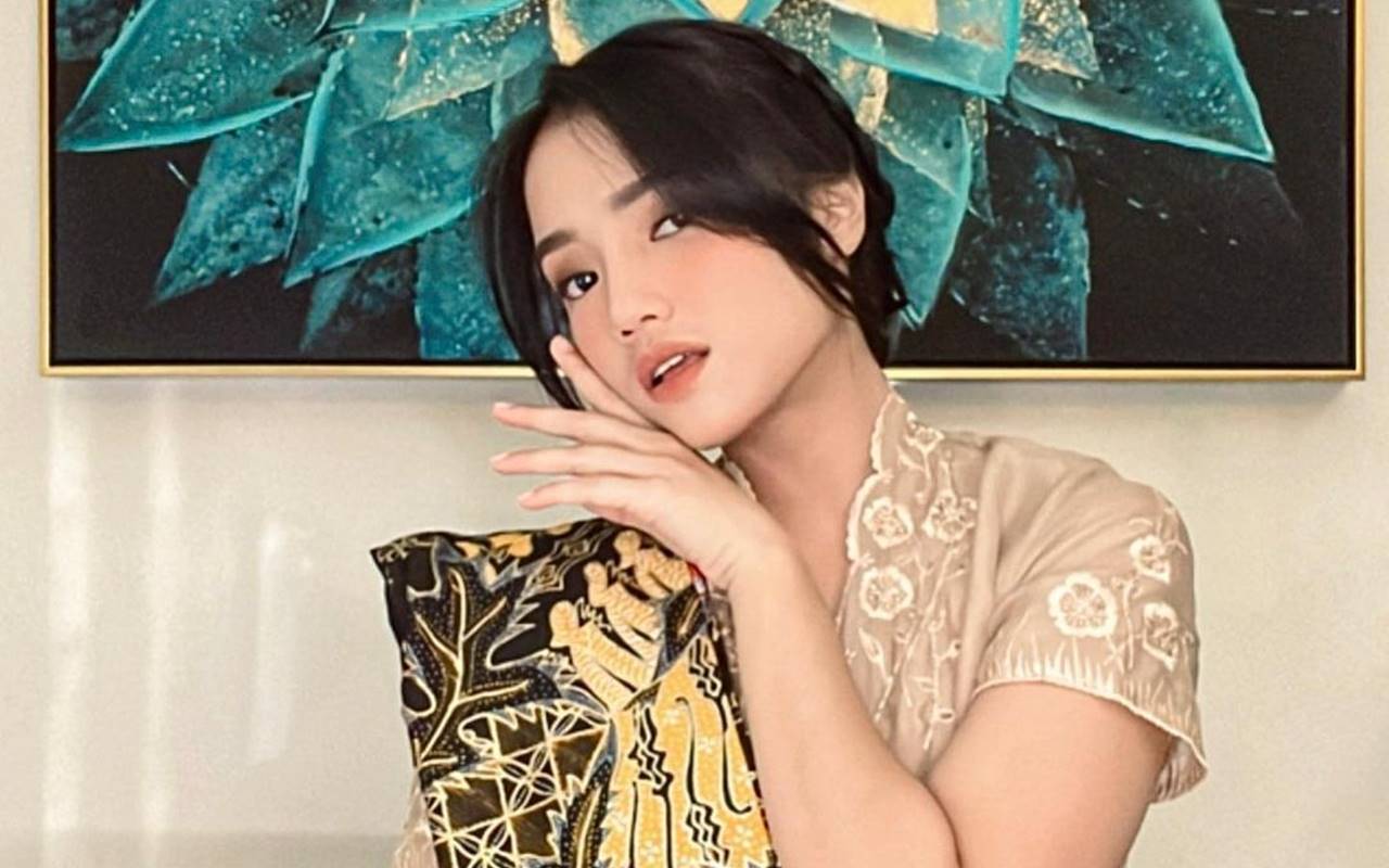 Fuji Bak Putri Bangsawan Saat Salami Keluarga Thariq, Harga Kebaya Bikin Syok