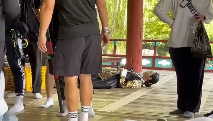 Pakai Hanbok Lengkap, Cara Kim Hye Soo Istirahat di Sela Syuting \'The Queen\'s Umbrella\' Undang Tawa