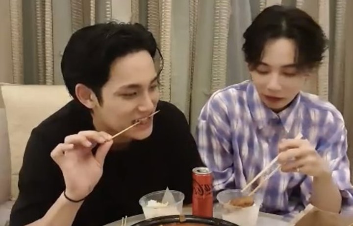 Langsung Hap, Begini Reaksi Mingyu SEVENTEEN Saat Makan Sate Habis Konser \'Be The Sun\' Jakarta