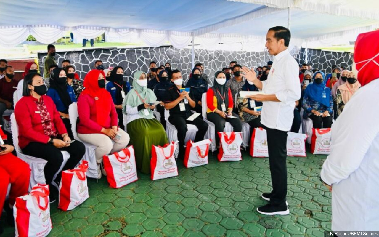 Presiden Jokowi Kedapatan Blusukan-Bagikan Bansos Pada Malam Hari