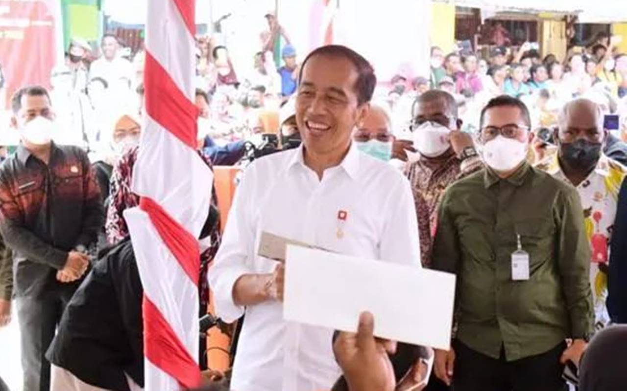 Siswa SMA di Buton Nangis Ketemu Presiden RI: HP ku Rusak Gara-gara Pak Jokowi