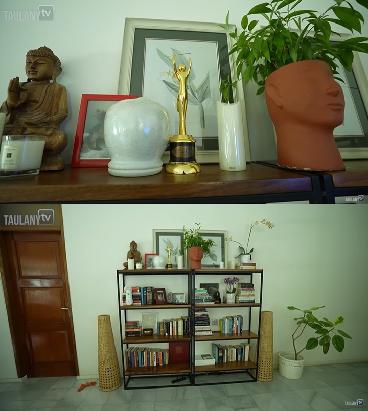 Rak Buku dan Piala