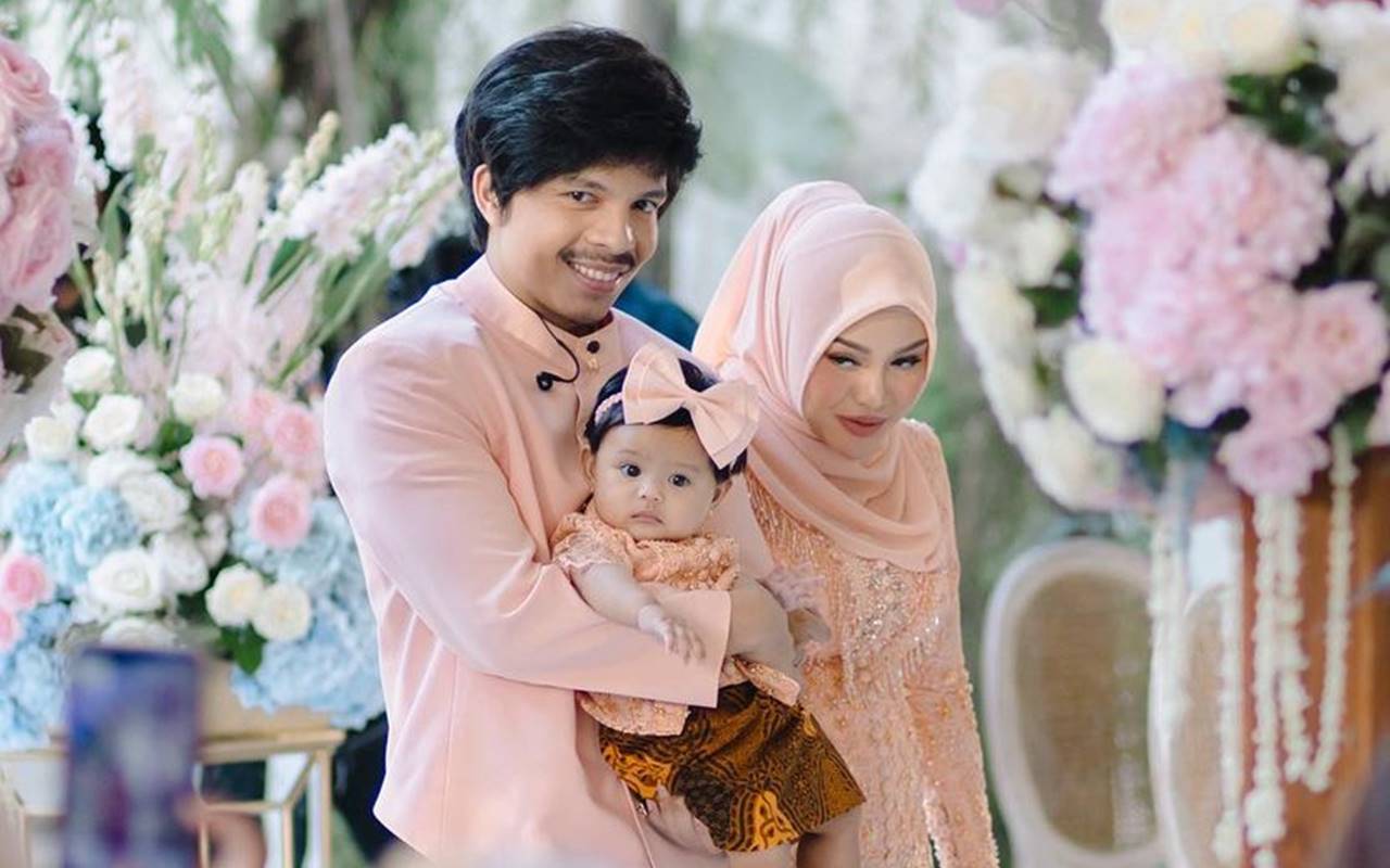 Santuy Banget, Tingkah Ameena Anak Atta Halilintar Tiduran di Lantai Saat Acara Tedhak Siten Disorot