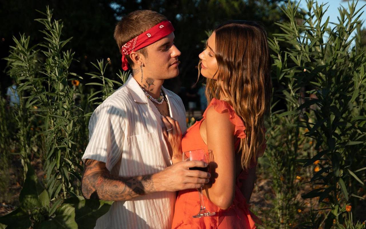 Hailey Baldwin Blak-Blakan Soal Kehidupan Ranjang Dengan Justin Bieber