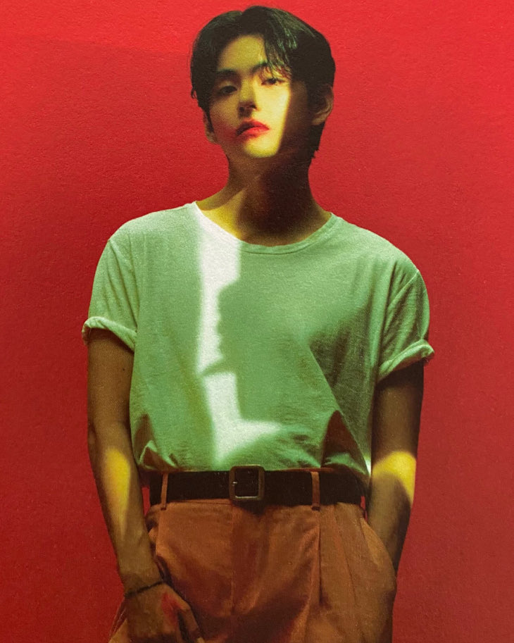 V BTS Pakai Lipstick Merah Acak-acakan, Getaran Seksi Sukses Curi Perhatian