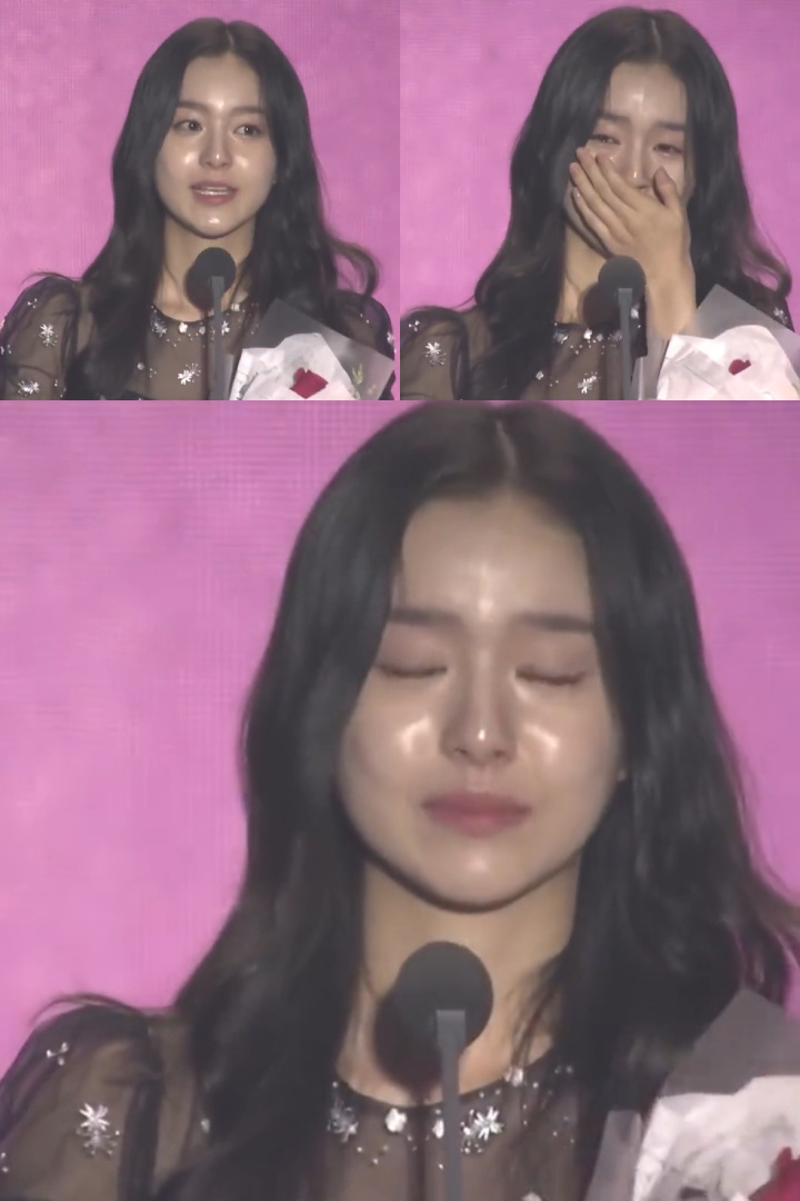 Park Ji Hu Nangis Usai Sabet Penghargaan di APAN Star Awards 2022, Fans Ikut Emosional