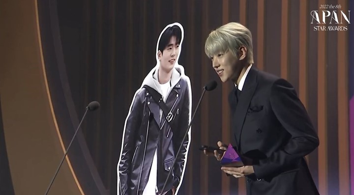 Jaechan DKZ \'Semantic Error\' Terima Trofi Best Couple APAN Star Awards 2022 \'Bareng\' Park SeohamJaechan DKZ \'Semantic Error\' Terima Trofi Best Couple APAN Star Awards 2022 \'Bareng\' Park Seoham