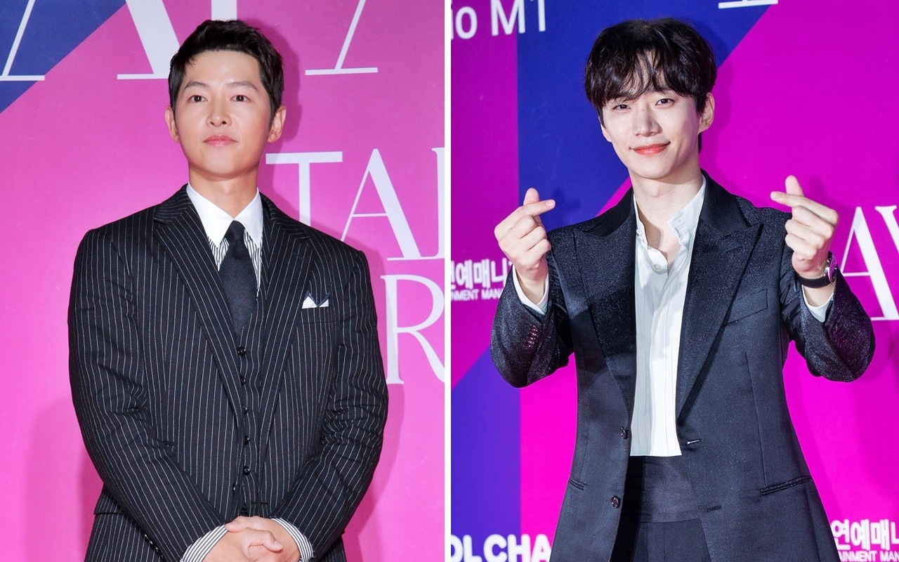 Sahabatan, Song Joong Ki Peluk Lee Junho 2PM di APAN Star Awards 2022