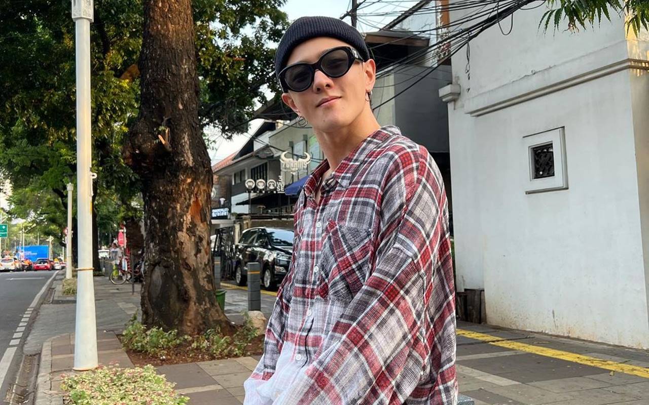 Ketagihan, Donghyuk iKON Girang Saat Borong Snack Keripik Singkong Indonesia