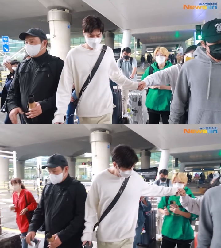 Perilaku Manis Lee Min Ho Genggam Tangan Fans di Bandara Curi Perhatian