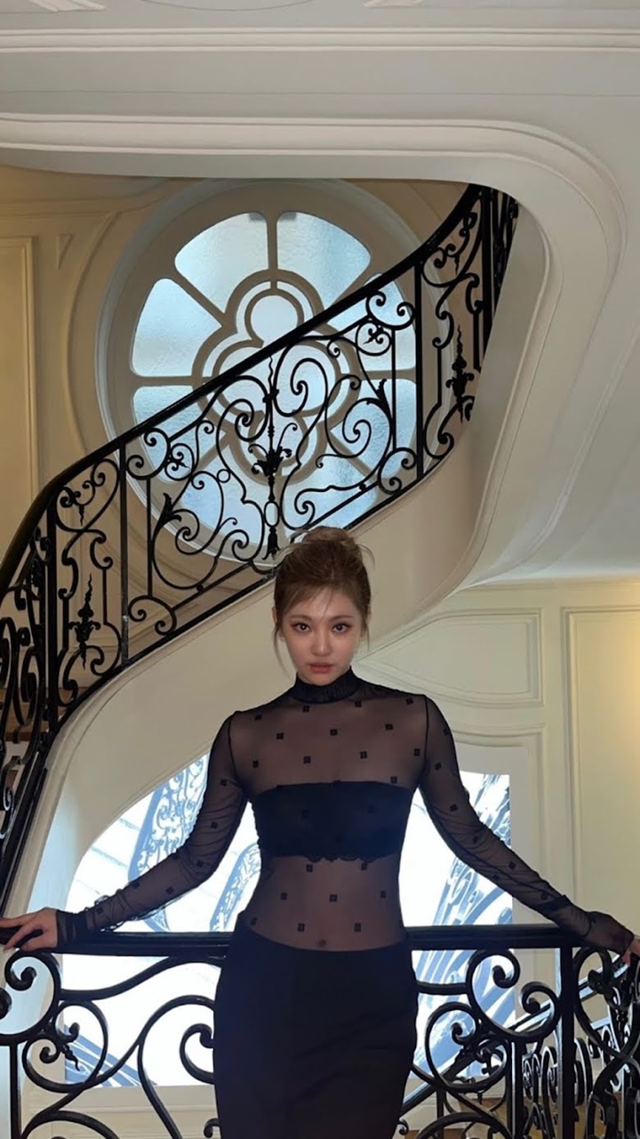 Ningning aespa Dipuji Ikon Fashion Usai Kenakan Baju Transparan di Paris
