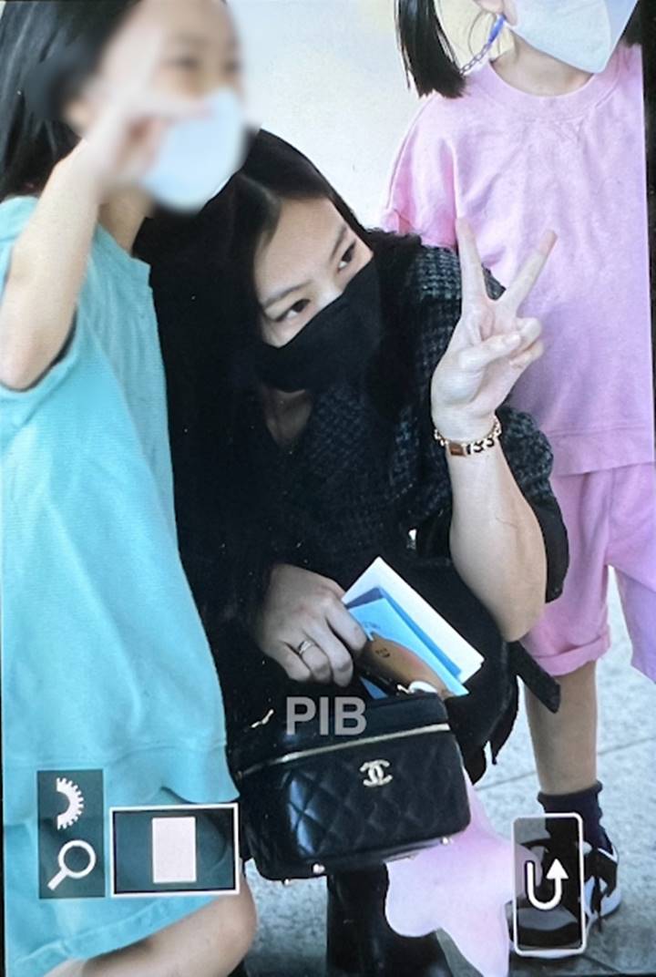 Gemasnya Jennie BLACKPINK Terima Permintaan Fans Cilik di Bandara