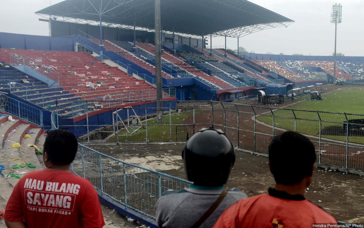 Polisi Rangkul Bonek dan Aremania, Gelar Doa Bersama untuk Korban Tragedi Kanjuruhan