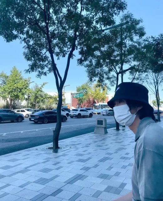 Lupakan Gaya Kece di Panggung, RM BTS Bikin Pangling Tampil Kasual Nikmati Waktu Senggang