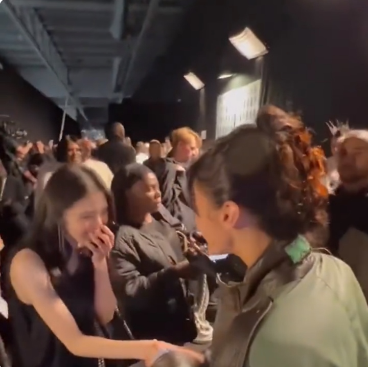 Reaksi Han So Hee Saat Ketemu Bella Hadid di Paris Fashion Week 2022 Curi Perhatian