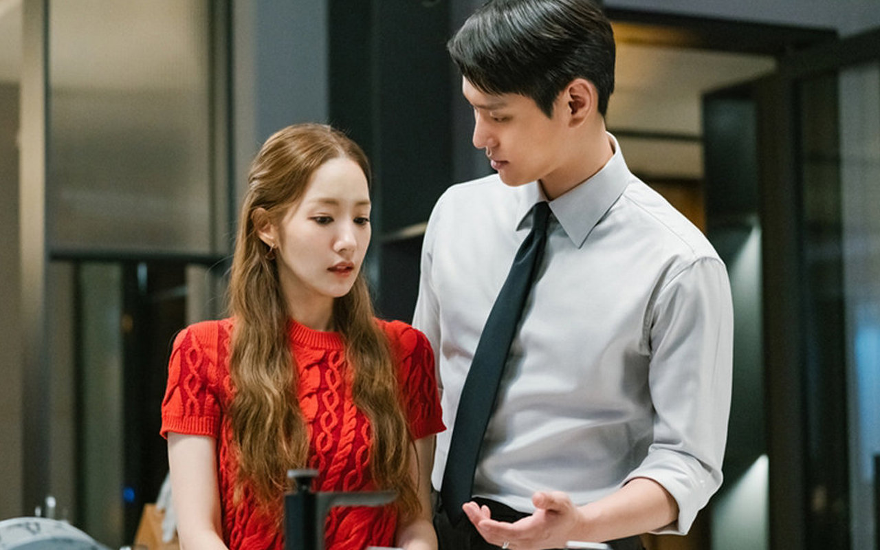 Santai Saling Lempar Candaan, Chemistry Park Min Young-Go Kyung Pyo di BTS 'Love in Contract'