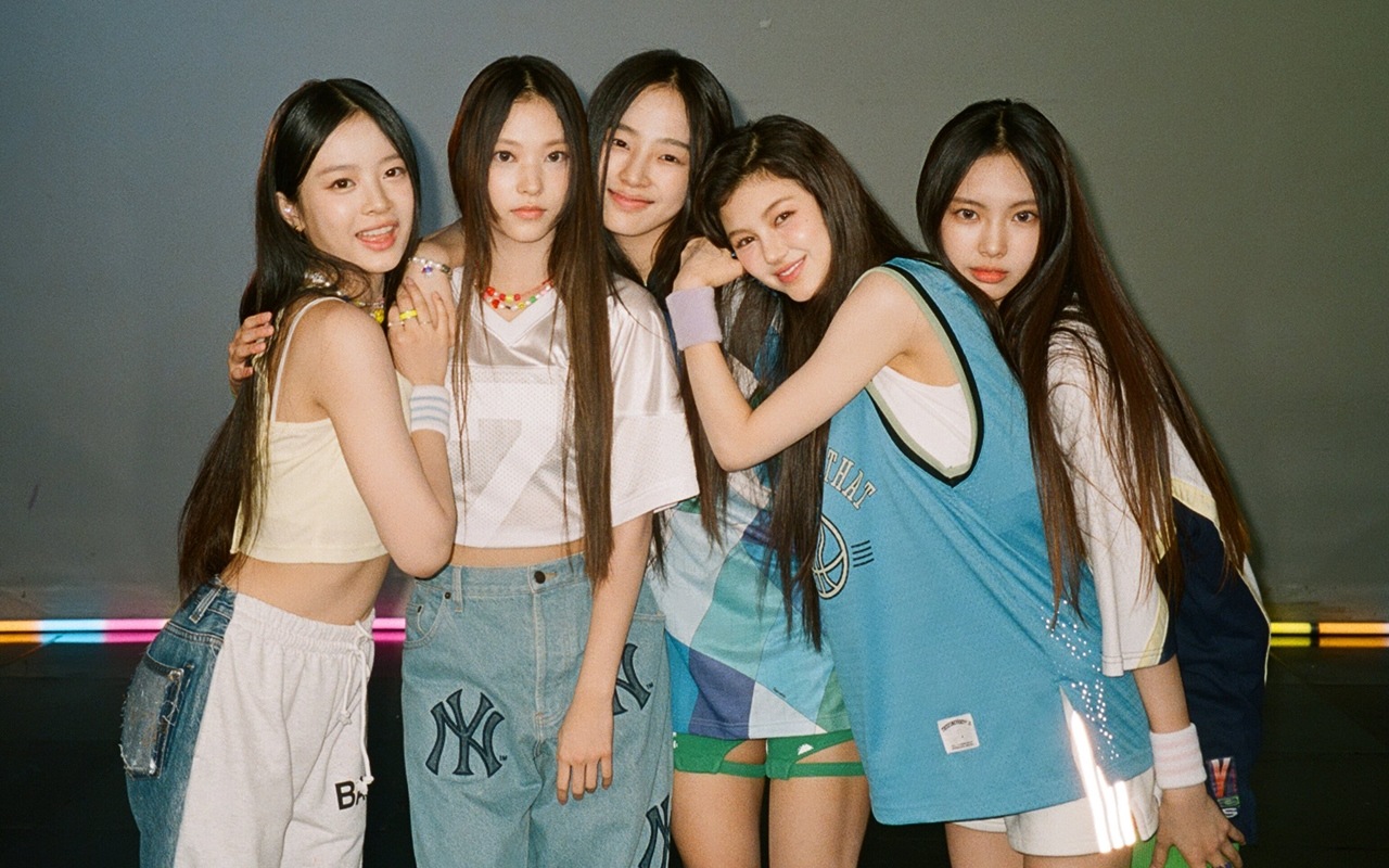 Outfit Tertutup NewJeans di KCON 2022 Saudi Arabia Picu Perdebatan