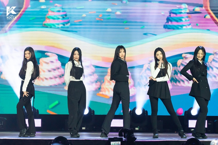 Outfit Tertutup NewJeans di KCON 2022 Saudi Arabia Picu Perdebatan