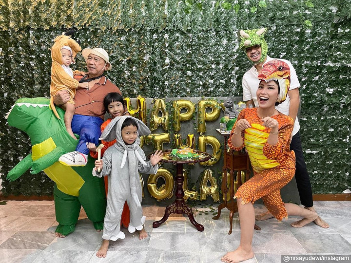 Pakai Kostum demi Ultah Anak