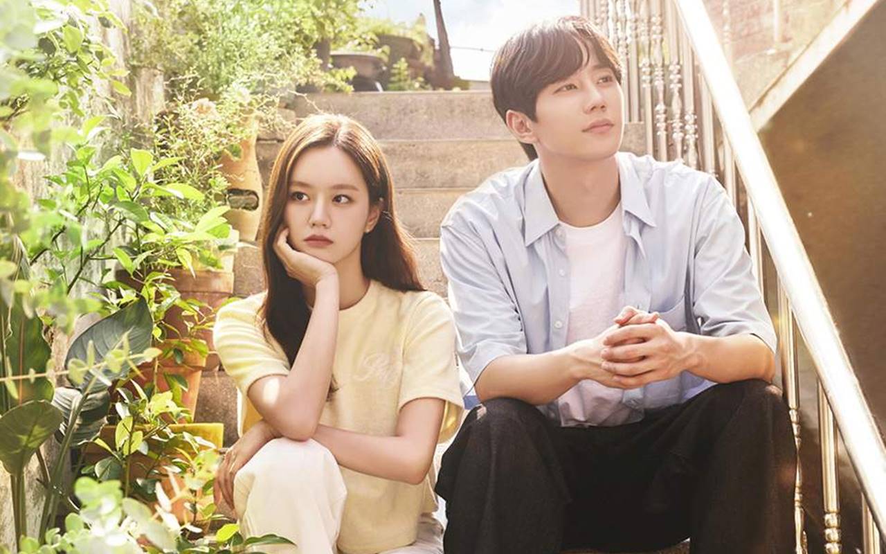 Dimabuk Cinta, Hyeri dan Lee Jun Young Asyik Sendiri di Poster 'May I Help You?'