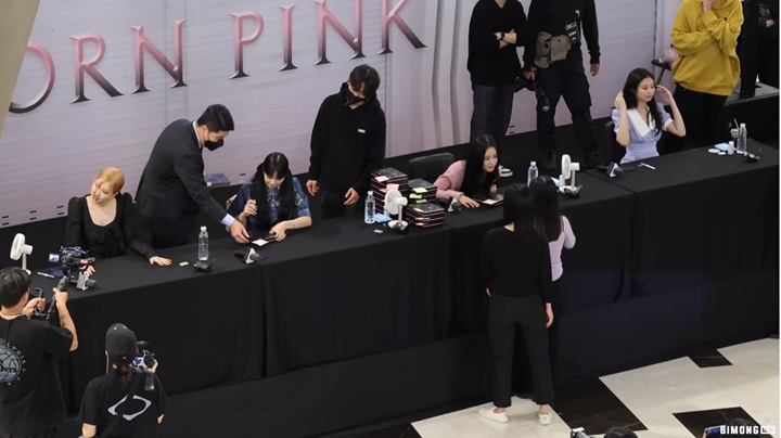 Jisoo Ungkap Alasan Member BLACKPINK Kompak Lepas Akrilik di Fansign