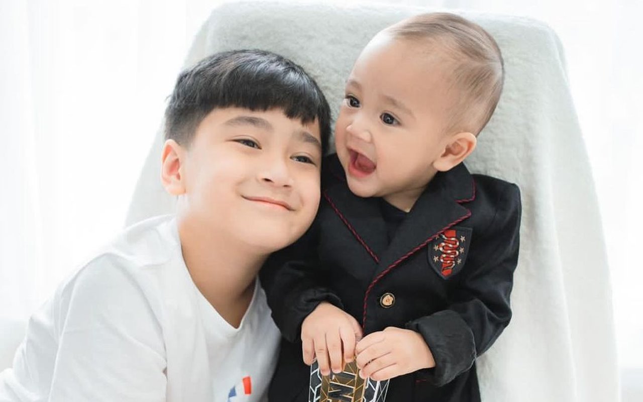 Tingkah Lucu Rayyanza Cipung Rebut Hadiah Milik Rafathar Jadi Pusat Perhatian