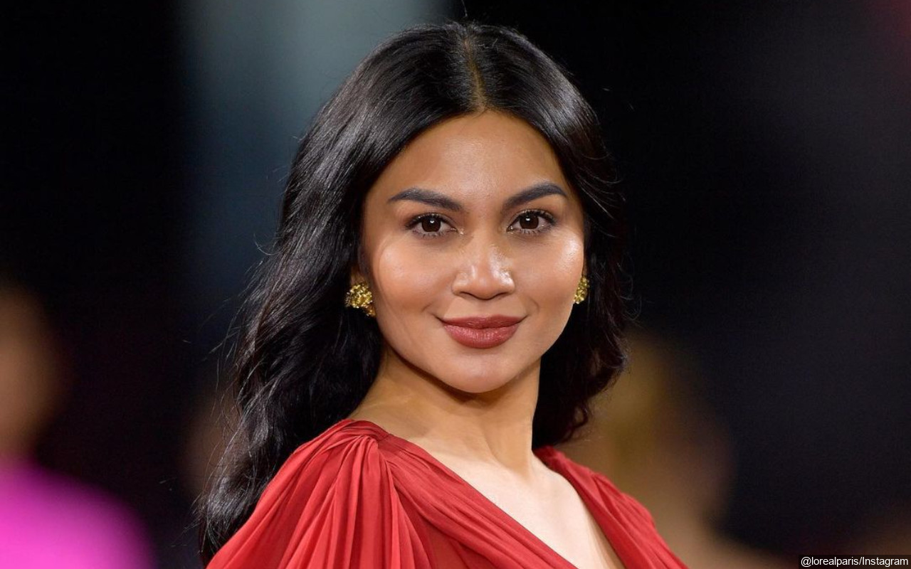 Bertabur Kristal, Gaun Ariel Tatum di Gala Dinner PFW Punya Filosofi Mendalam