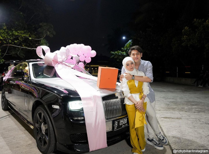 Sering Berikan Hadiah Mewah
