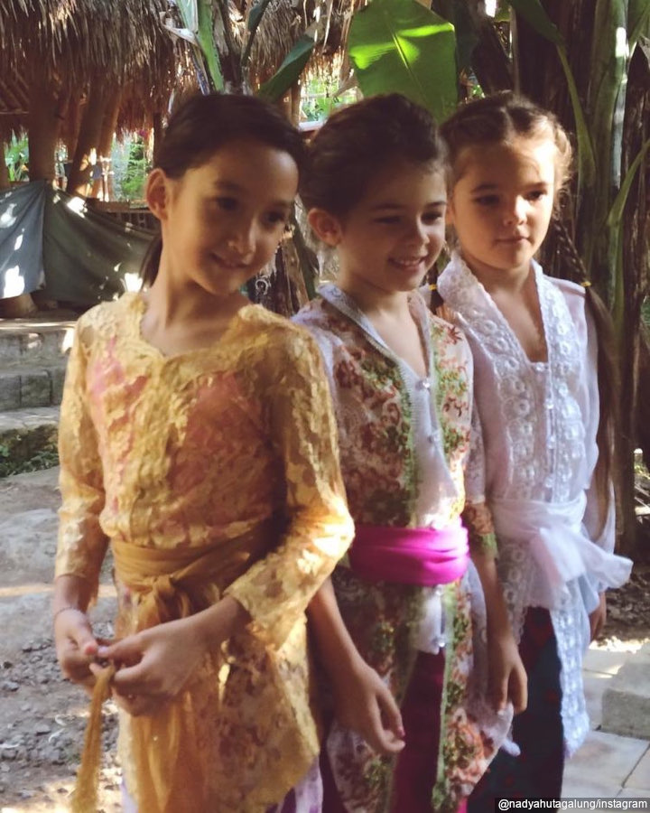 Menggemaskan dengan Kenakan Kebaya