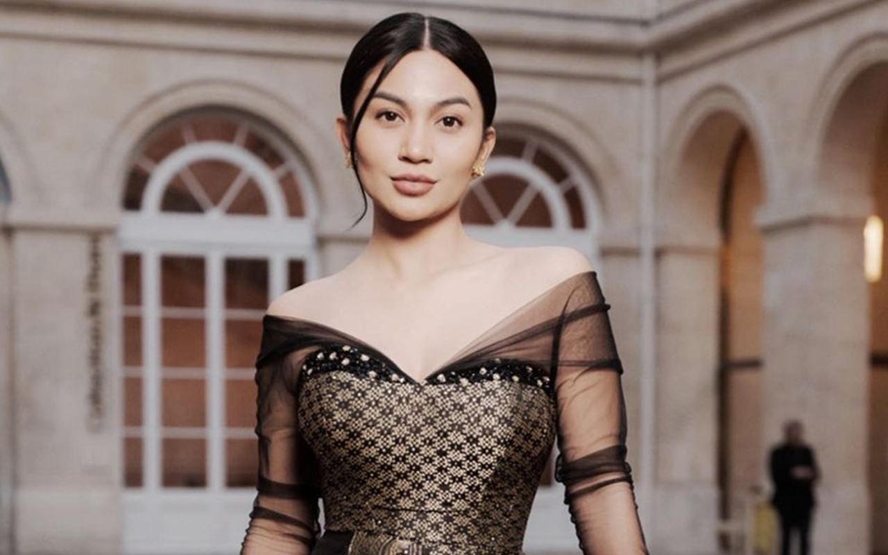 Perasaan Emosional Ariel Tatum Saat Runway Paris Fashion Week, Ada Kekhawatiran