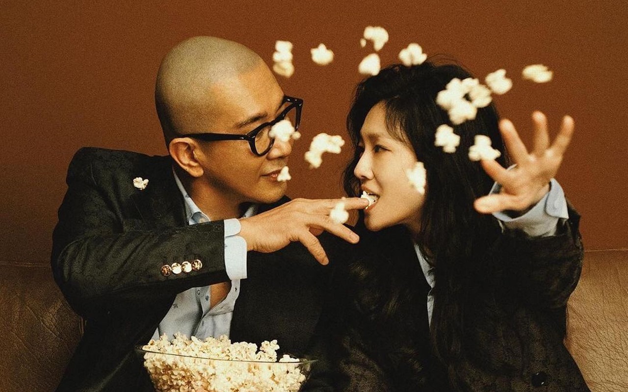 Barbie Hsu dan DJ Koo Tak Ragu Mesra-Mesraan Hingga Pamer Tato Couple