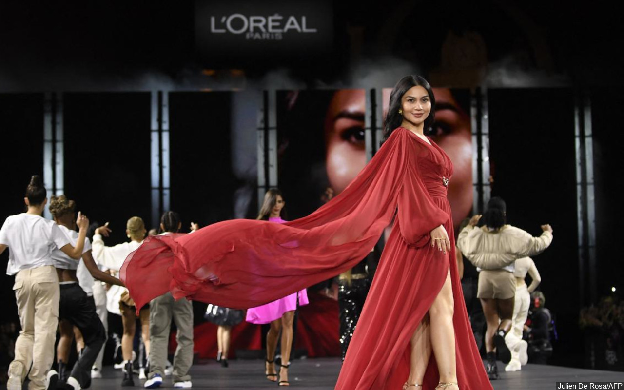 Ariel Tatum Bak Kylie Jenner di Paris Fashion Week, Harga Gaun Merah Bikin Syok