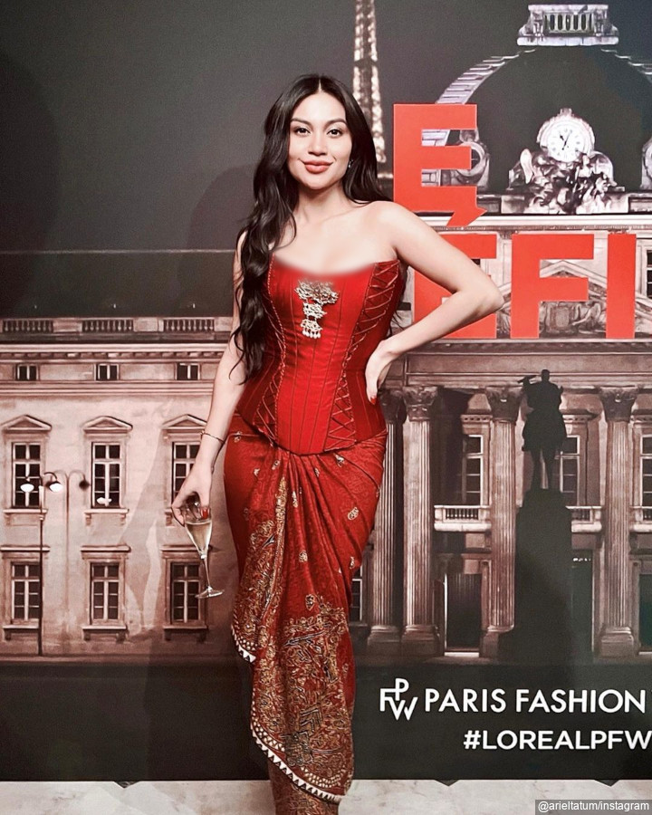 Ariel Kenakan Batik di After Party