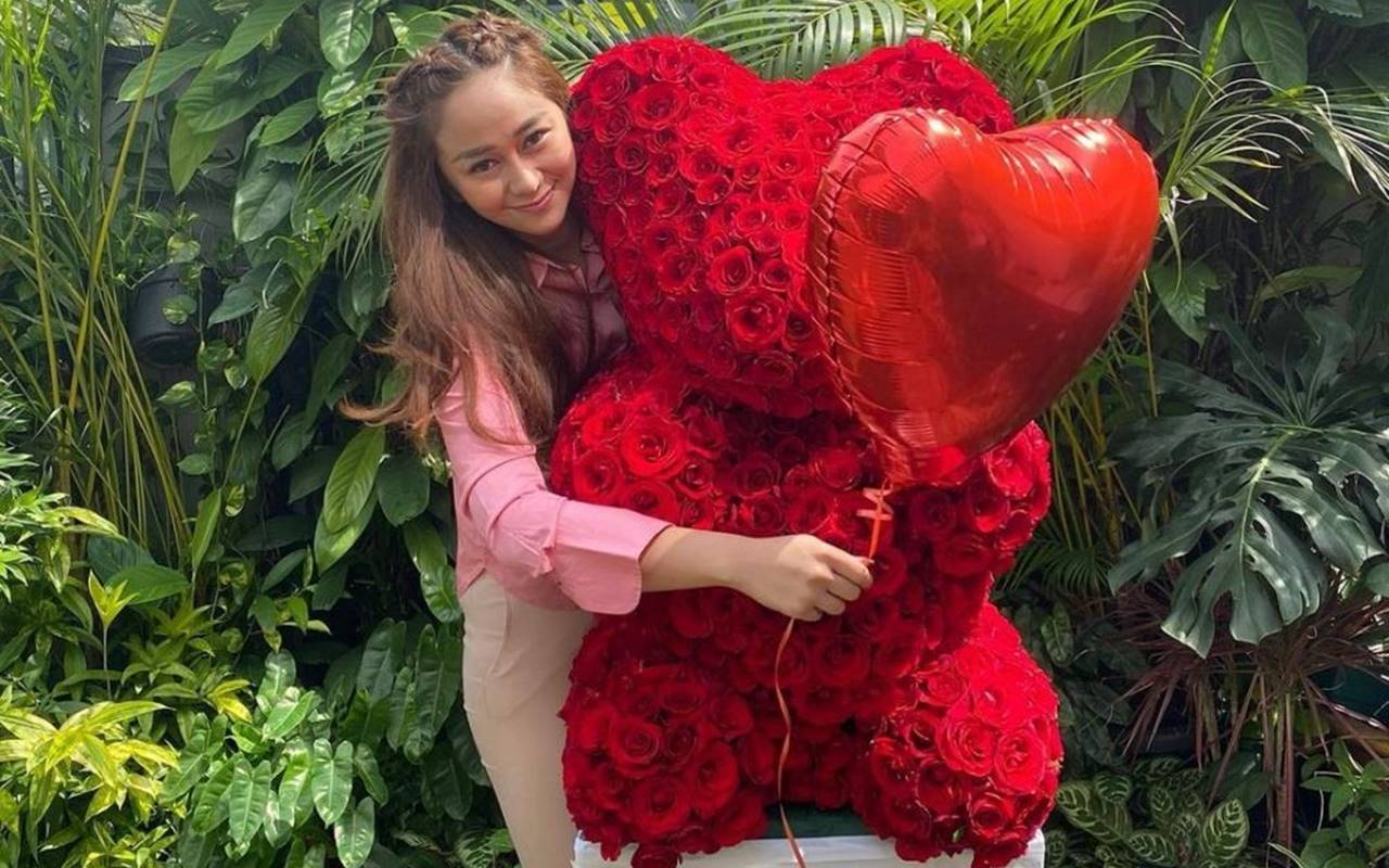 Suami Ayu Dewi Pesan 3 Bunga, Raffi Ahmad Pernah Beli dari Denise Chariesta?
