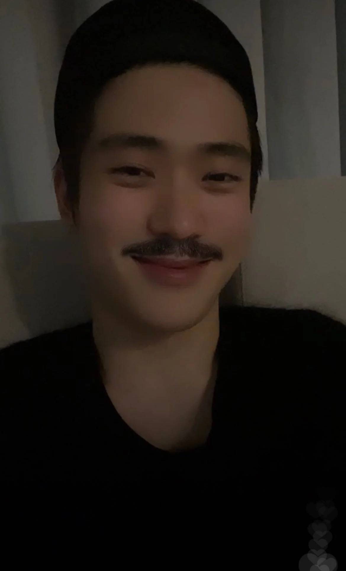 Potret Jaehyun dengan filter kumis