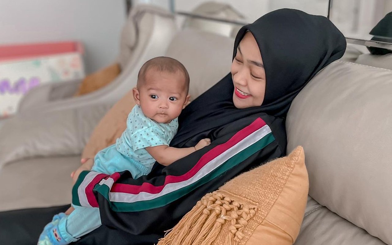 Ria Ricis Ajak Moana Menyelam, Reaksi Tak Biasa Sang Bayi Disorot