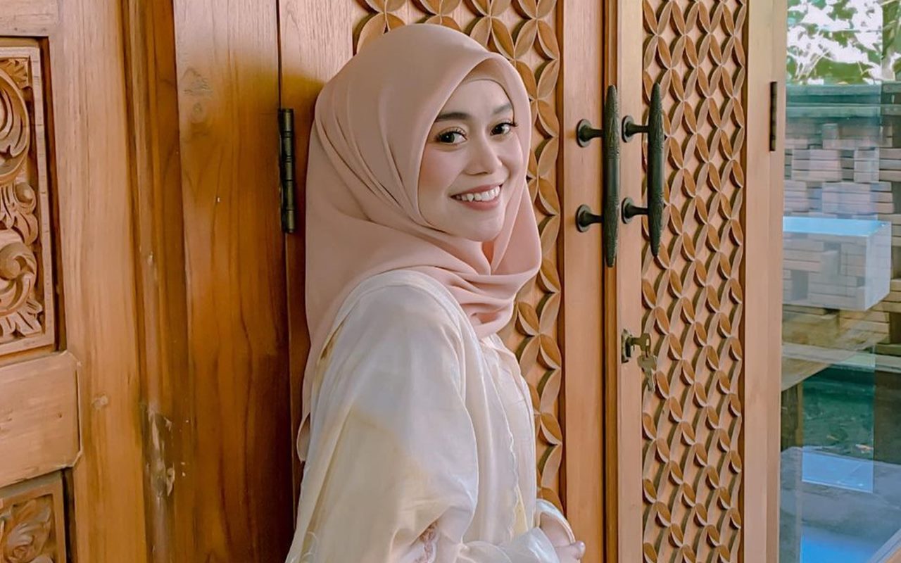 Video Diduga Lesti Kejora Sesenggukan di Pelukan Sang Ayah di Mekkah Beredar
