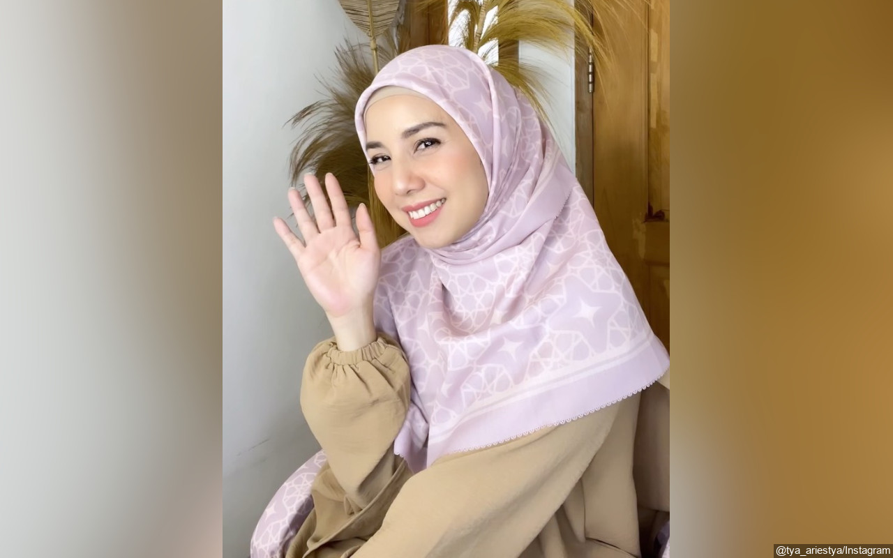 Tya Ariestya Akui Nangis Pertama Kali ke Tanah Suci, Wajah No Makeup Curi Fokus