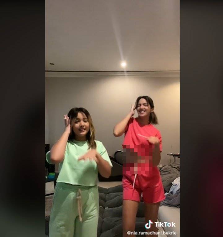 Nia Ramadhani Kompak Joget Bareng Mikhayla, Disebut Bak Kakak Adik