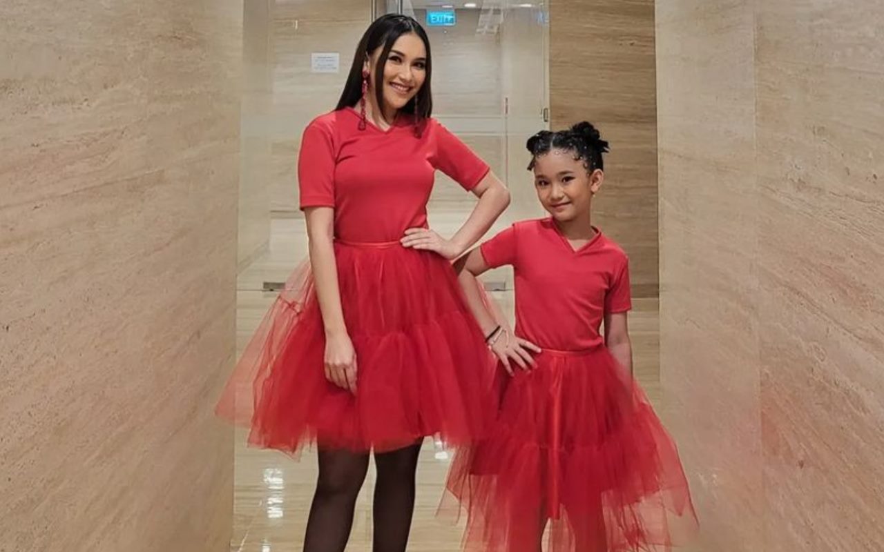 Cerita Kocak Ayu Ting Ting Soal Sang Putri Ogah Peluk Dirinya: Iqis Malu Lihat Bunda