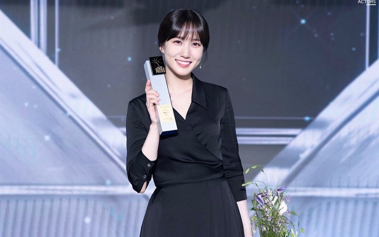 Park Eun Bin Anggun Bak Dewi di BIFF 2022, Harga Gaun Berkilauan Hampir 100 Juta